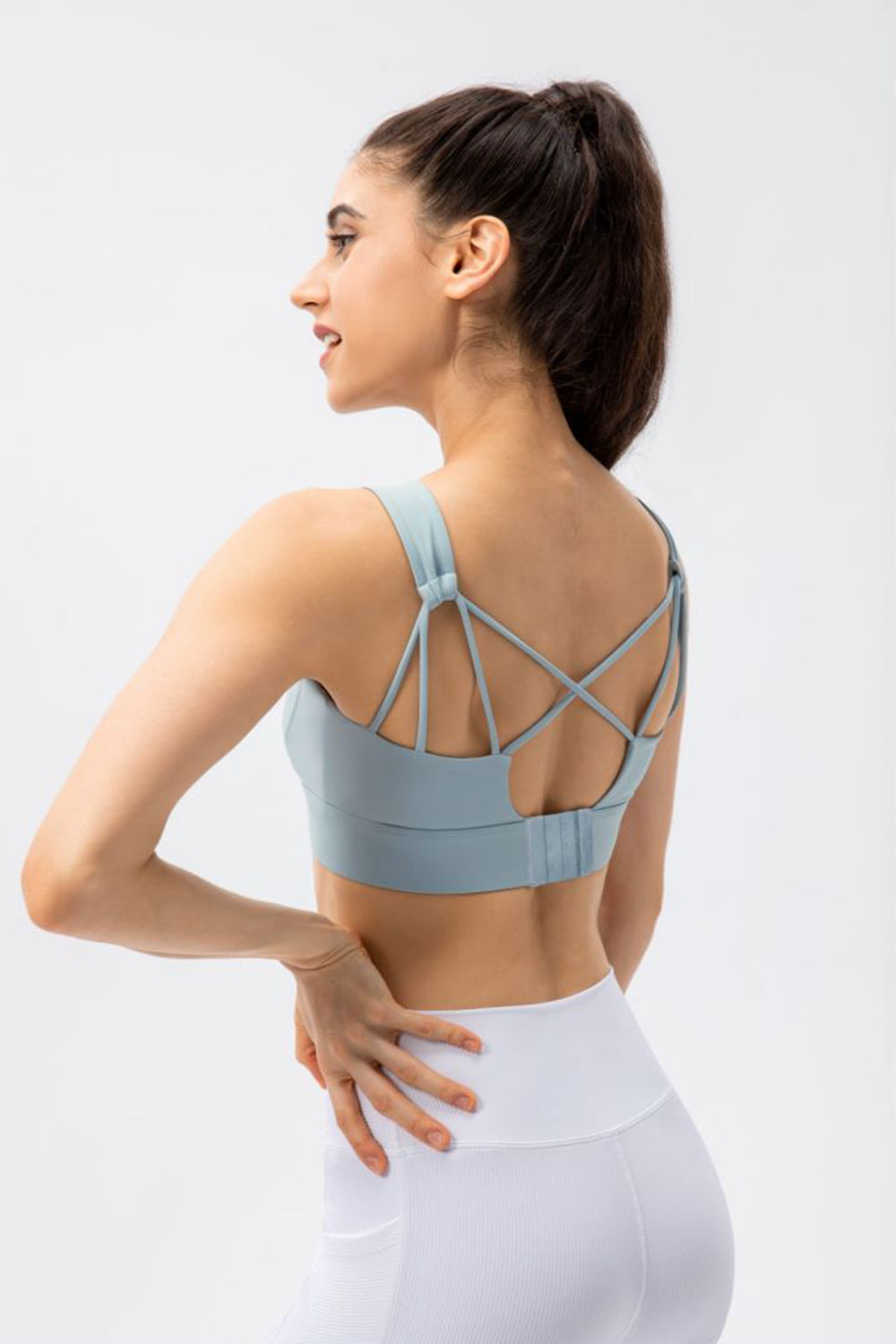 Breathable Crisscross Back Scoop Neck Sports Bra